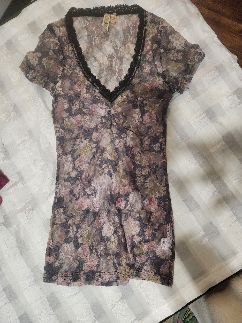 Long(er) BKE Sheer Floral Lace V-Neck Top in Black and Dusty Pink